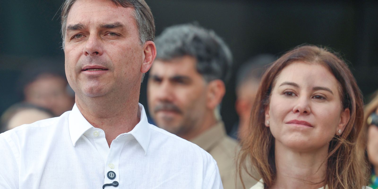Flávio Bolsonaro participa de missa na Catedral de Brasília